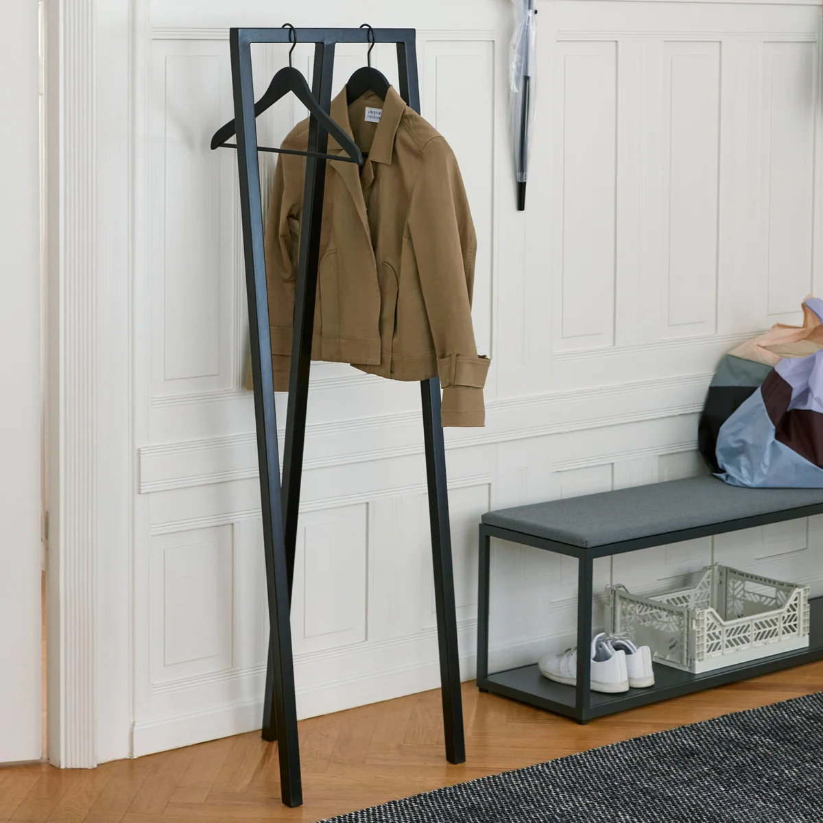 HAY LOOP STUND 　黒　ハンガーラック HAY - Loop Stand Wardrobe | Connox