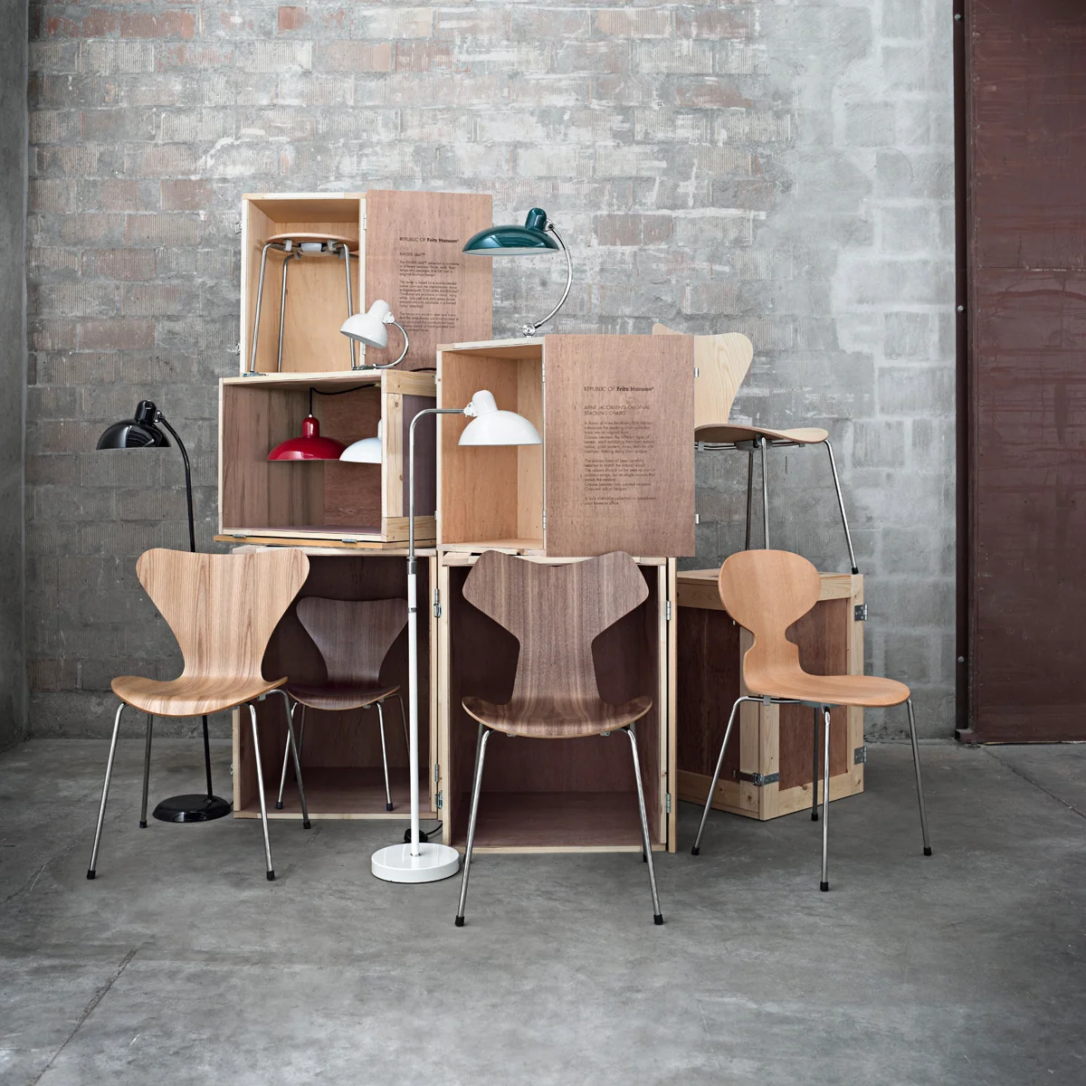 Fritz Hansen Kaiser Idell 6556-F ブラック正規品 Fritz Hansen - KAISER idell 6556-F floor lamp | Connox