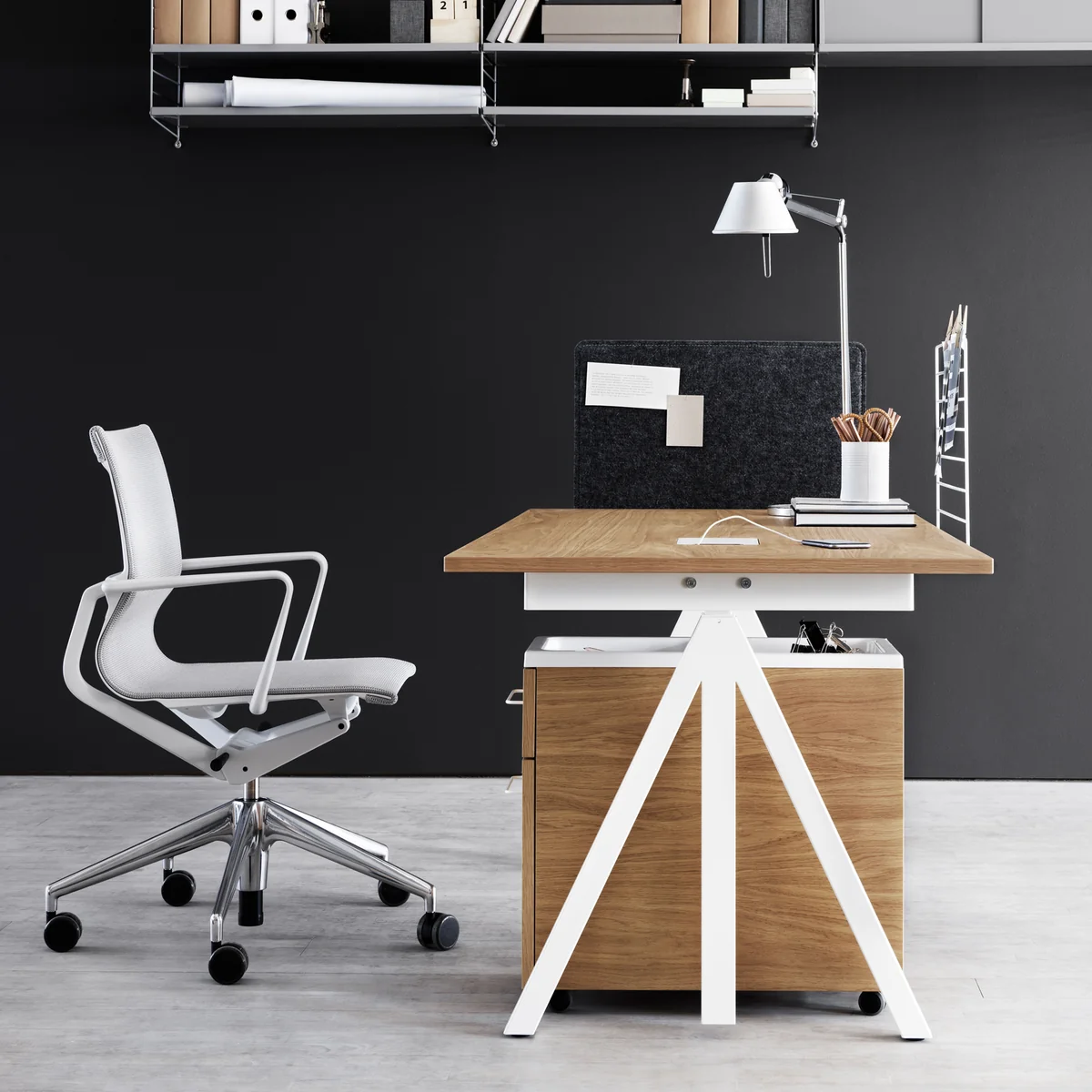 String - Works Desk | Connox