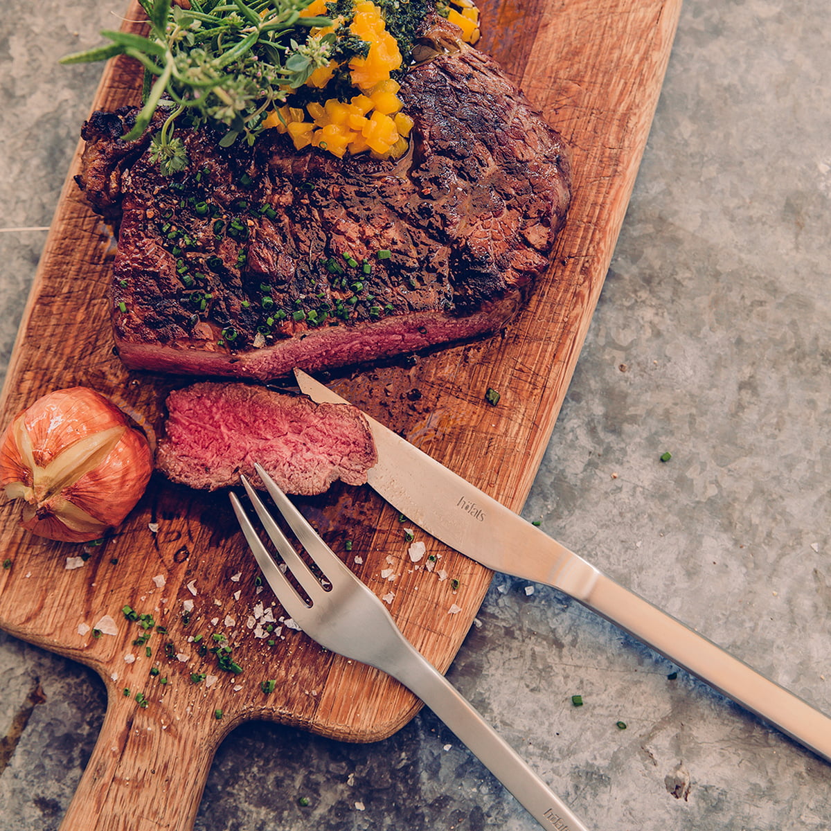 https://cdn.connox.com/m/100035/232321/media/Hoefats/Steakbesteck/hoefats-Steakbesteck-Edelstahl-Messer-und-Gabel-mit-fleisch-Ambiente.jpg