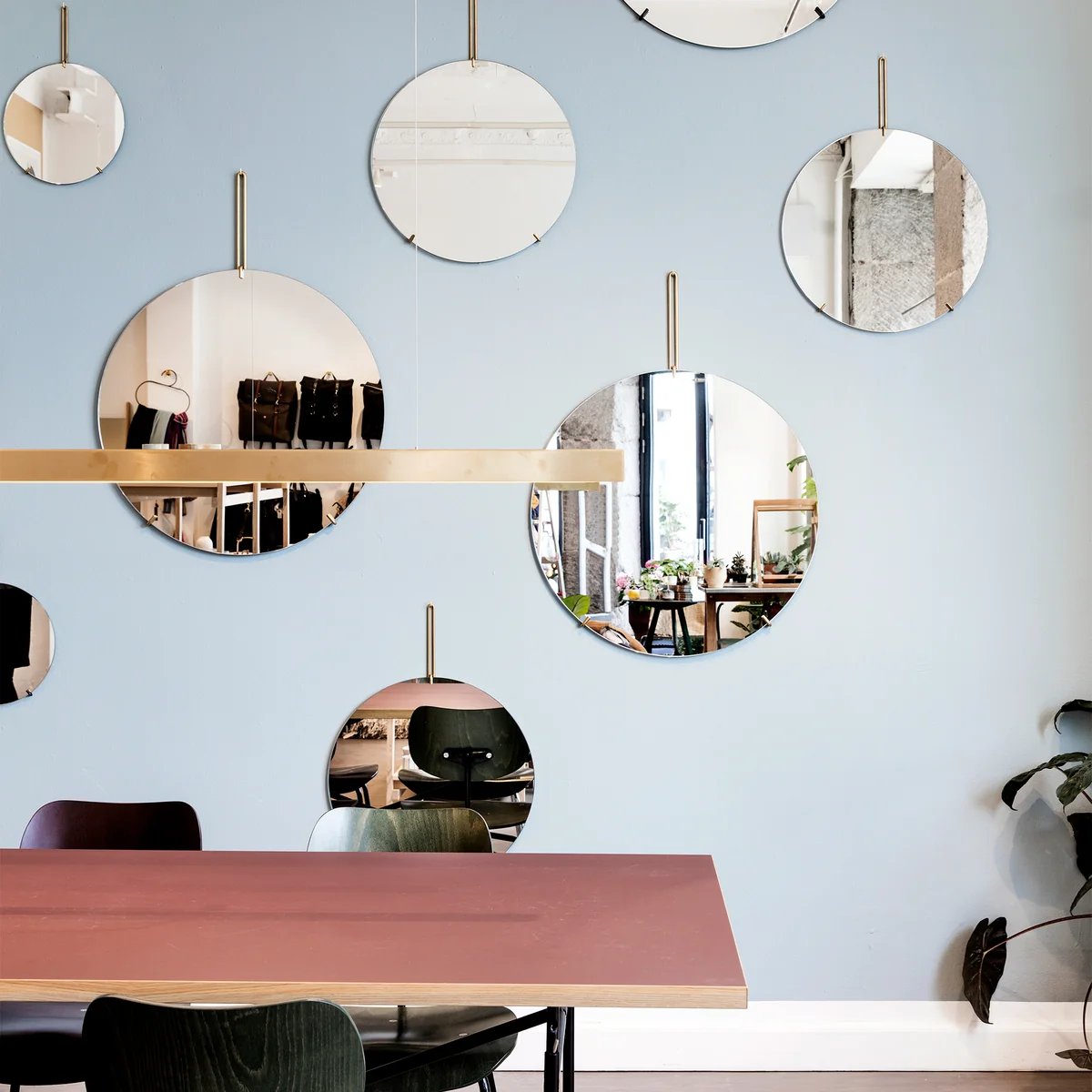 MOEBE WALL MIRROR（ムーべ）
ウォールミラー　３０ＣＭ　ブラス Moebe - Wall mirror round | Connox