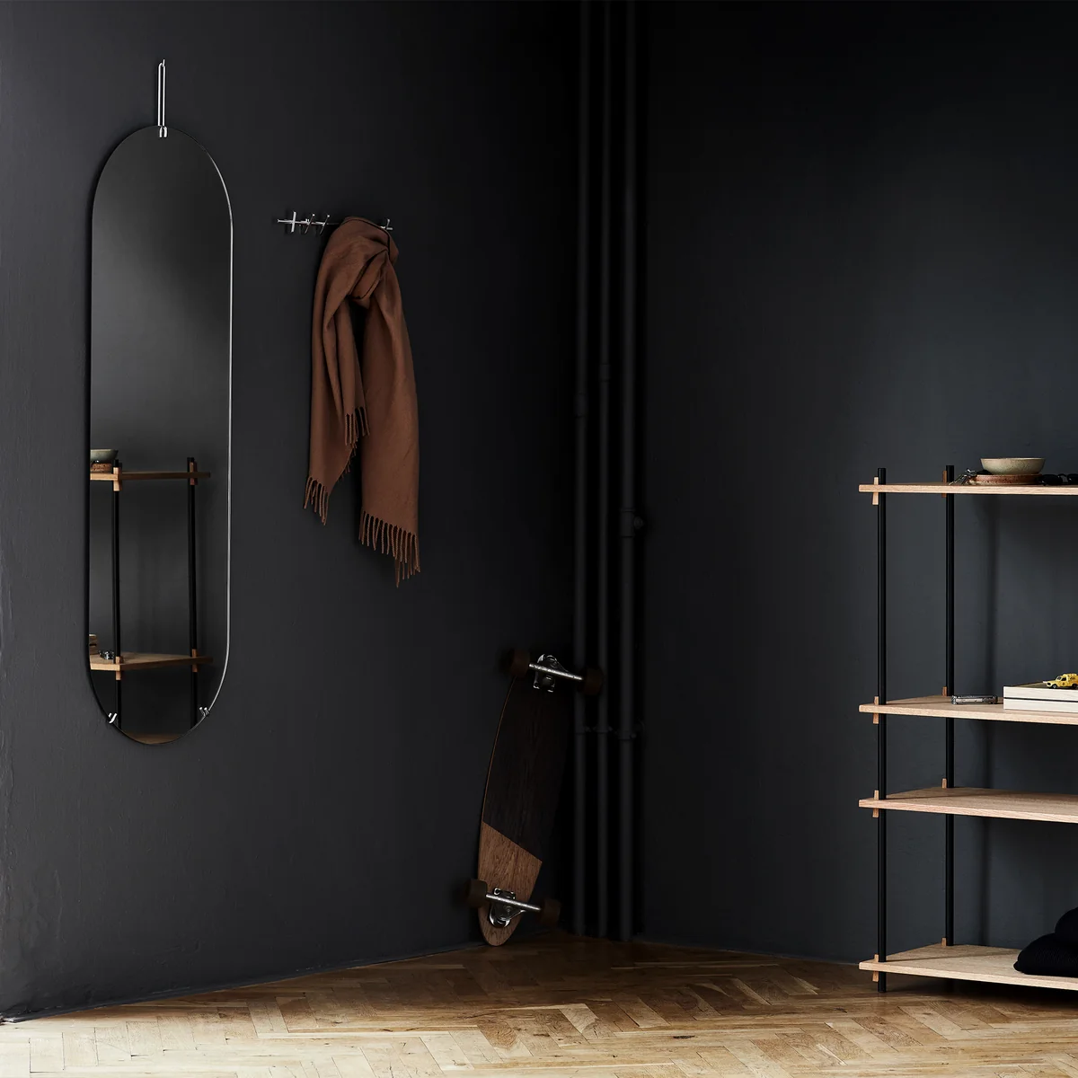 MOEBE WALL MIRROR（ムーべ）
ウォールミラー　３０ＣＭ　ブラス Moebe - Wall mirror oval | Connox