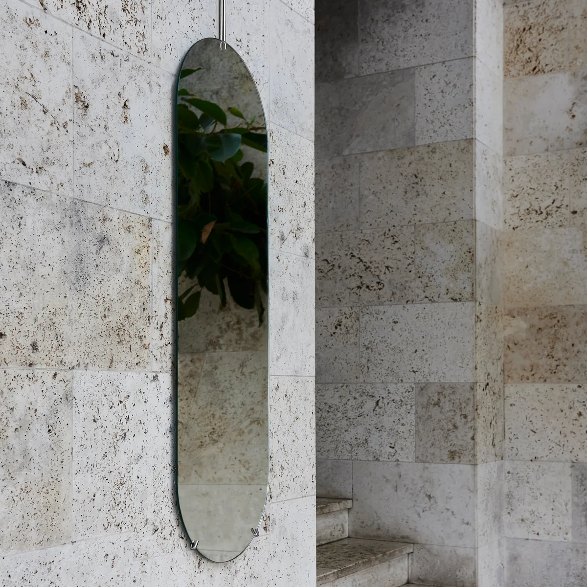 MOEBE WALL MIRROR（ムーべ）
ウォールミラー　３０ＣＭ　ブラス Tall Wall Mirror | Designed by MOEBE – moebe.dk