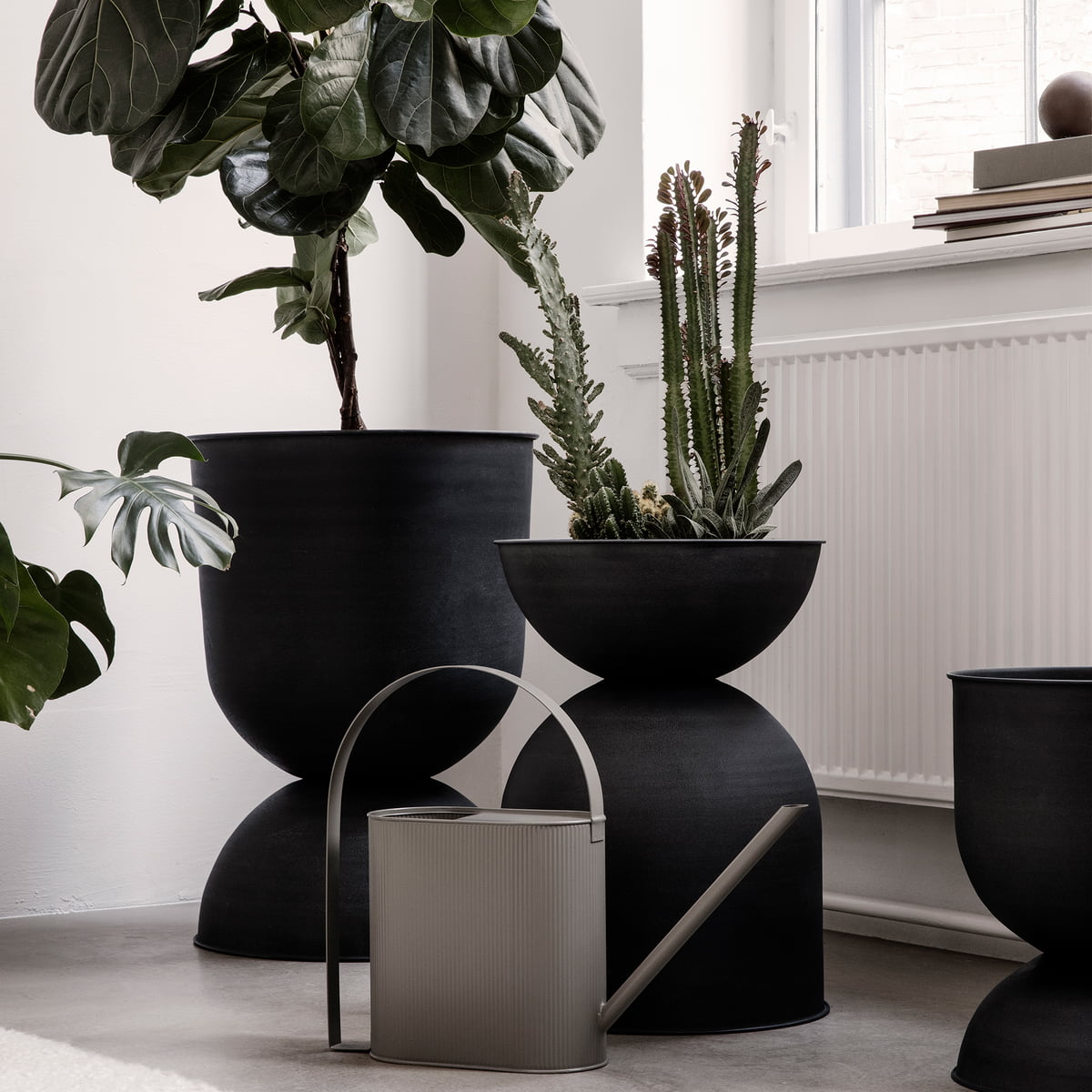 Pot plantes métal noir Hourglass - Pot fleur réversible Ferm Living