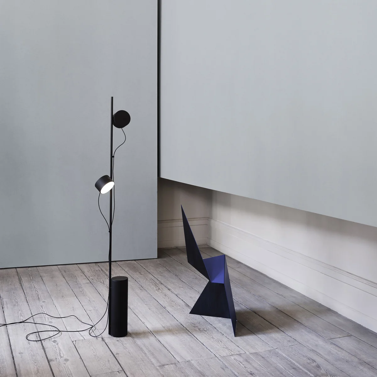 Muuto ポストフロアランプ　Post floor lamp black Post Floor Lamp | An innovative modular lighting design