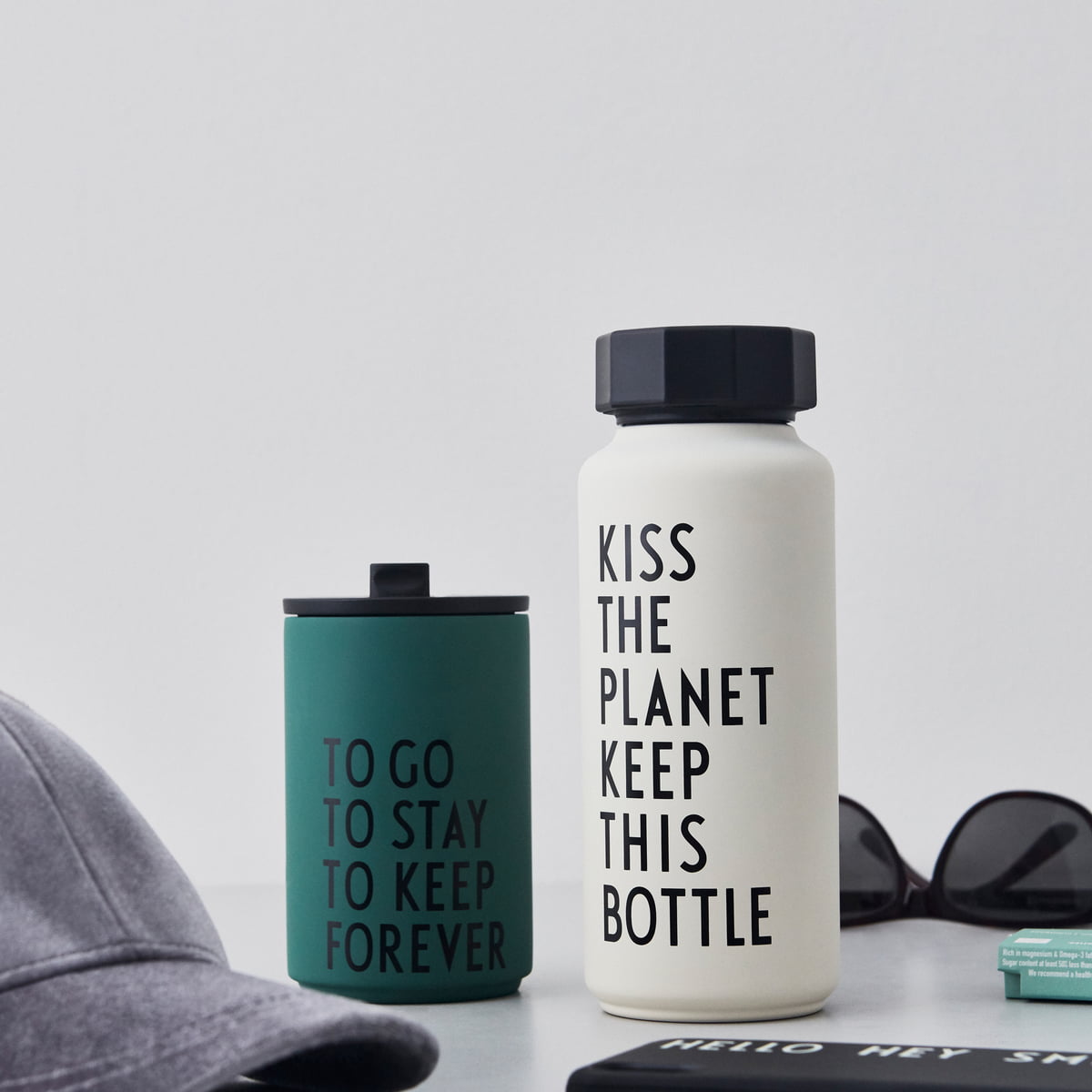 https://cdn.connox.com/m/100035/265726/media/Design-Letters/AJ-Thermosflasche-Hot-and-Cold/Design-Letters-AJ-Thermosflasche-Hot-Cold-0-5-l-Kiss-The-Planet-Keep-This-Bottle-weiss-Sonderedition-Ambiente.jpg