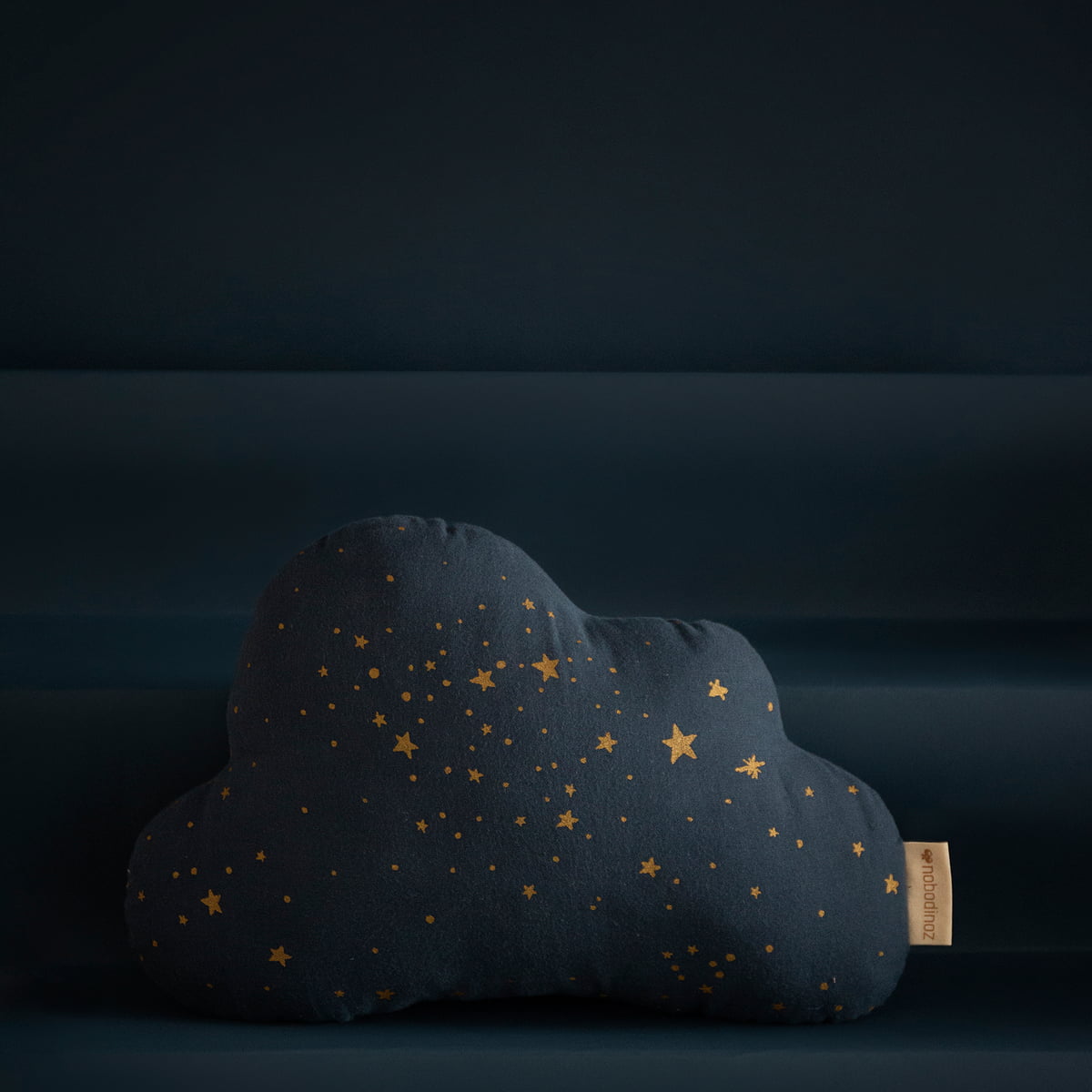 https://cdn.connox.com/m/100035/268958/media/Nobodinoz/Cloud/Nobodinoz-Cloud-Kissen-24x38-cm-gold-stella-midnight-blue-Ambiente.jpg