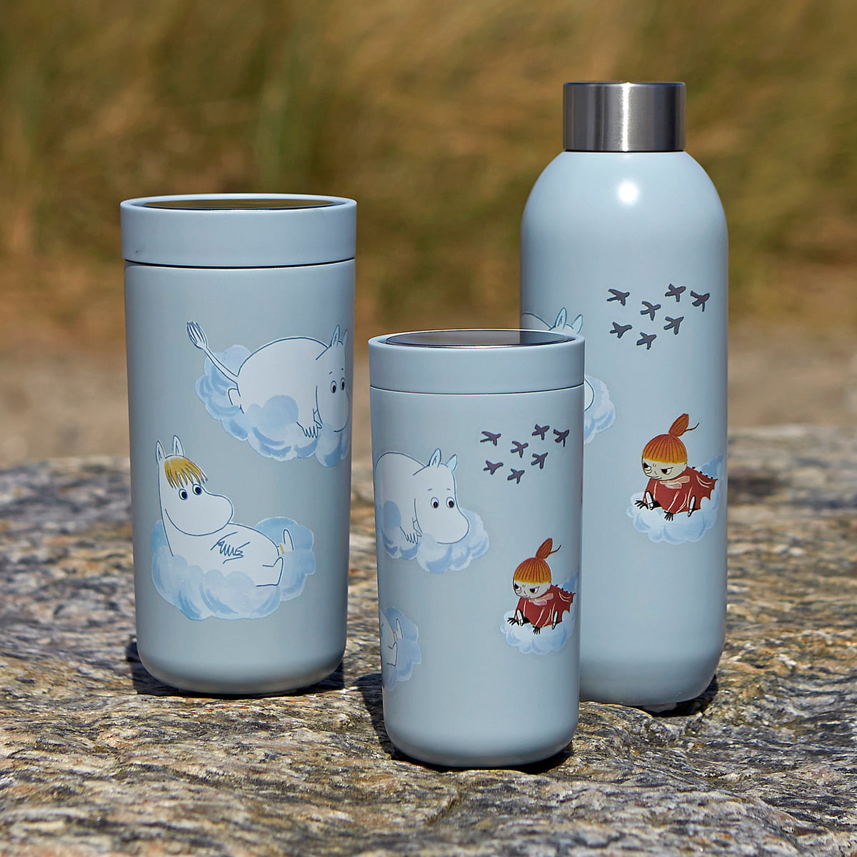 https://cdn.connox.com/m/100035/269041/media/stelton/To-Go-Click/Stelton-Keep-Cool-To-Go-Click-Moomin-soft-cloud-Situation-2.jpg