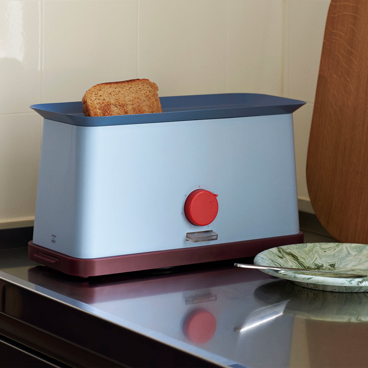 https://cdn.connox.com/m/100035/271353/media/hay/Sowden-Toaster/Hay-Sowden-Toaster-blau-Situation-1.jpg