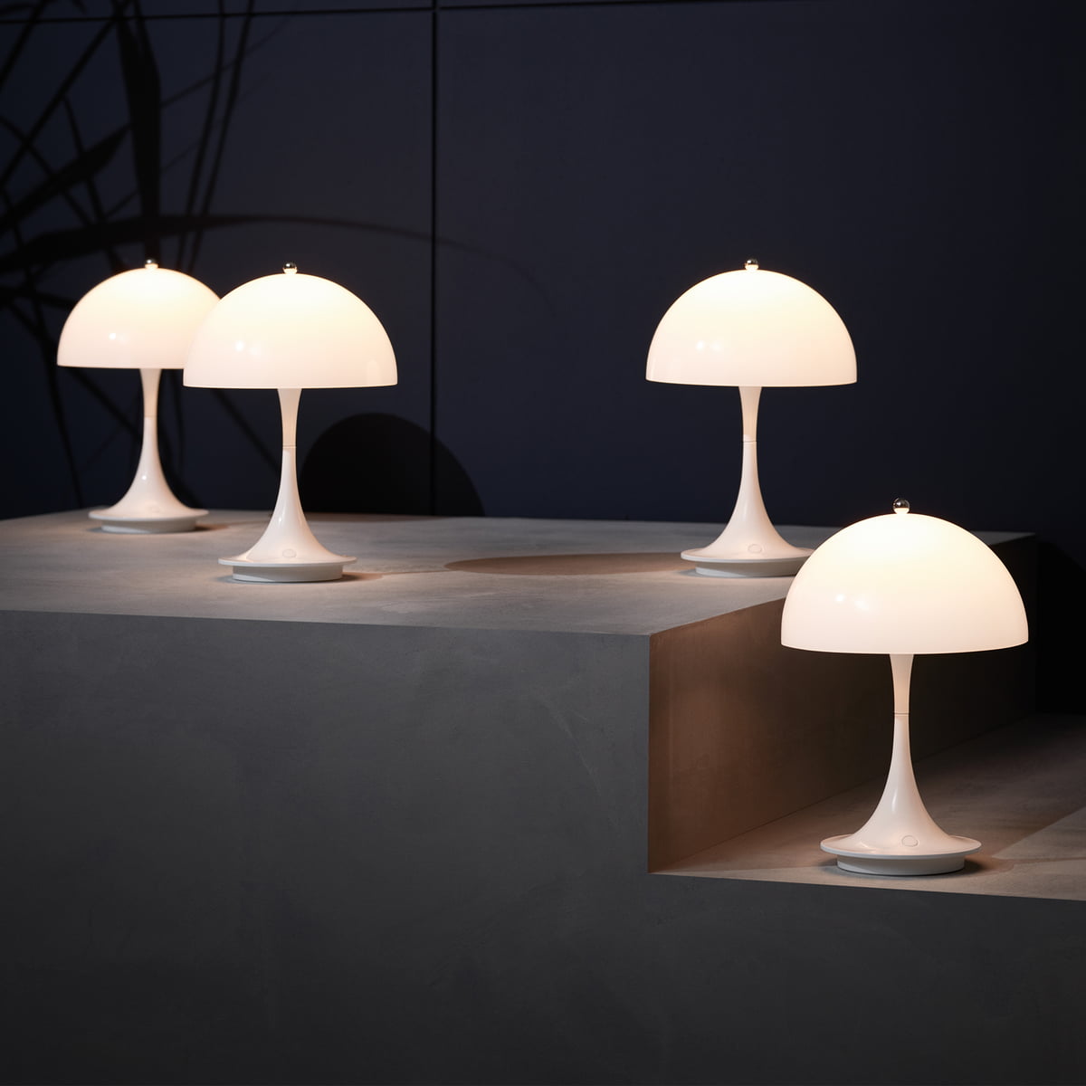 Kabellose, wiederaufladbare Außenlampe Panthella Portable 25 LED von Louis  Poulsen - opalinweiß