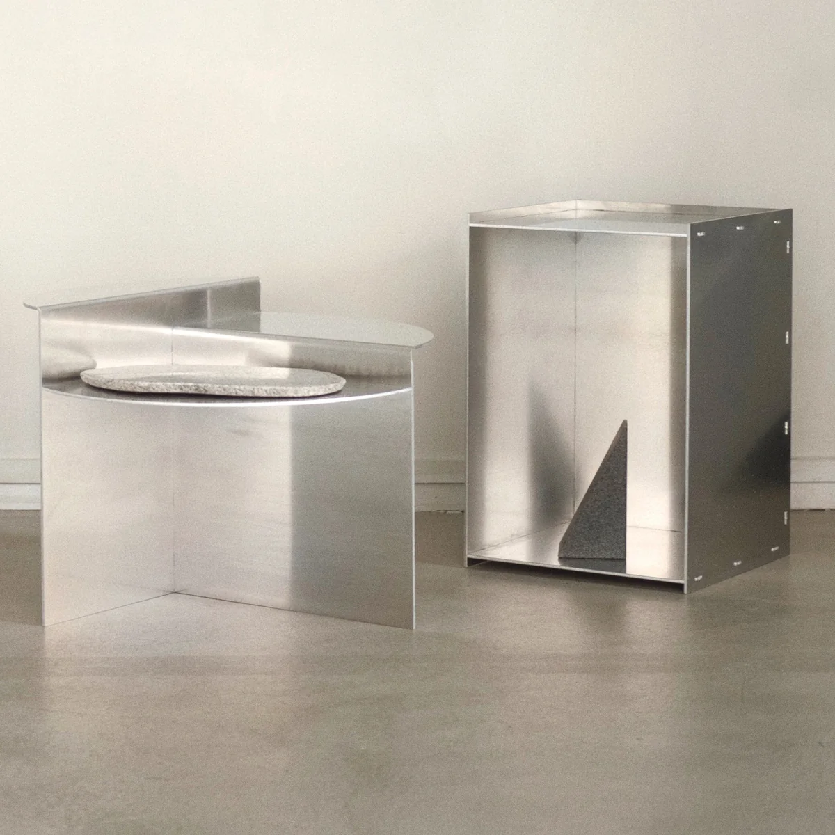 テーブル・机 FRAMA RIVET SIDE TABLE ALUMINUM Rivet Side Table | Buy Frama online at A+R