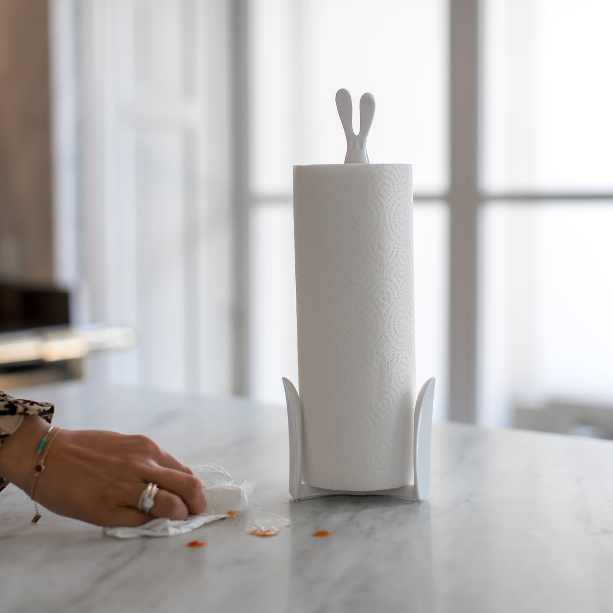 Porte-rouleau De Toilette PLUGNROLL Par Koziol - Sans Perçage, Fixation Par Ventouses Ou Vis - Design écolo 100% Recyclé