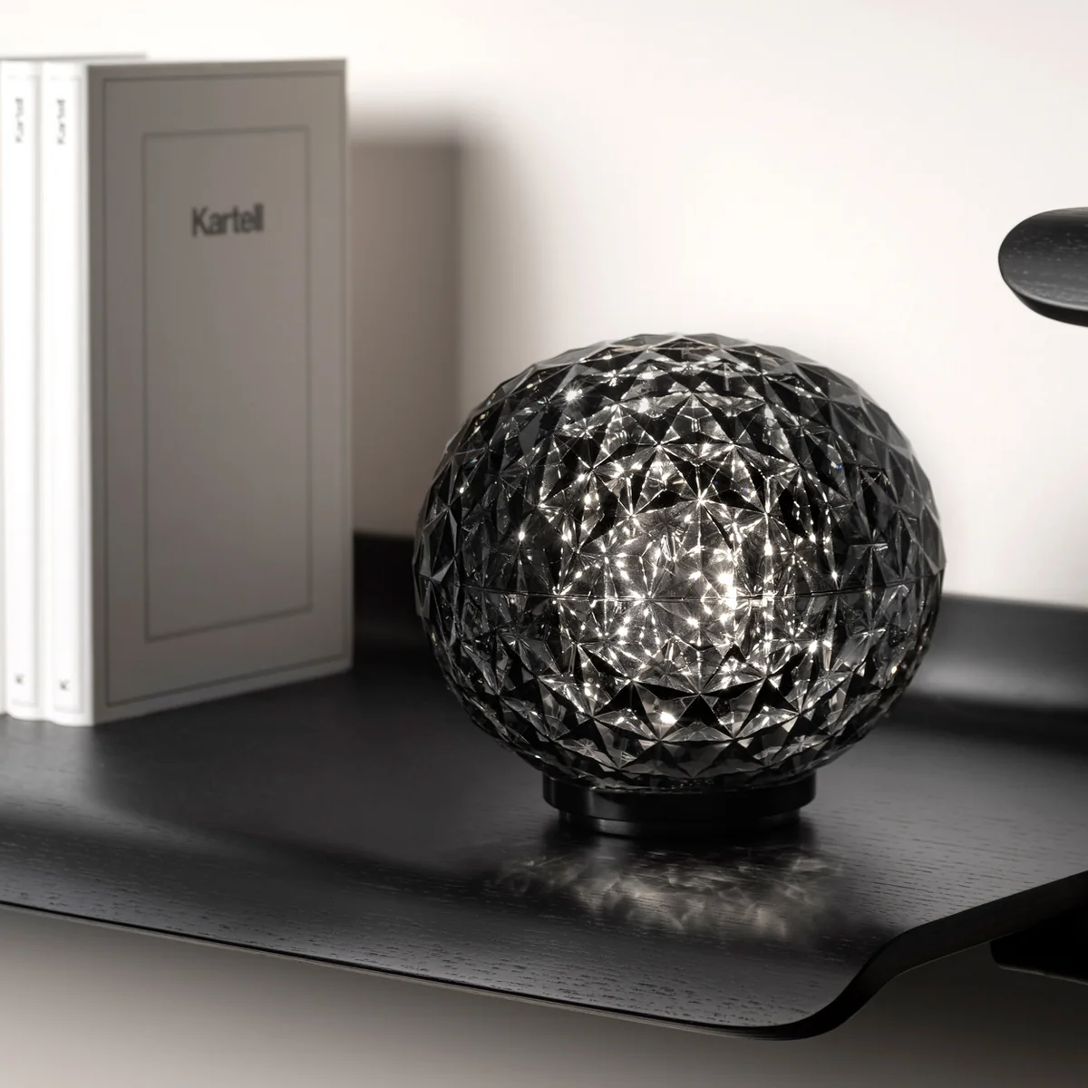Kartel ミニプラネット　スモーク Kartell - Mini Planet LED Table lamp | Connox