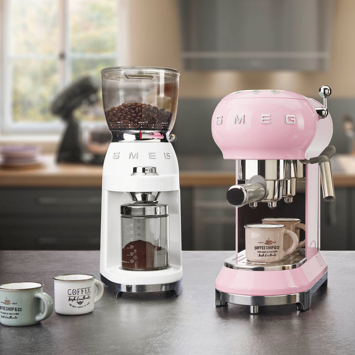 https://cdn.connox.com/m/100035/572495/media/Smeg/Juni-2022/Smeg-50_s-Style-Kaffeemuehle-Kaffeemaschine-Duo-Ambiente.jpg