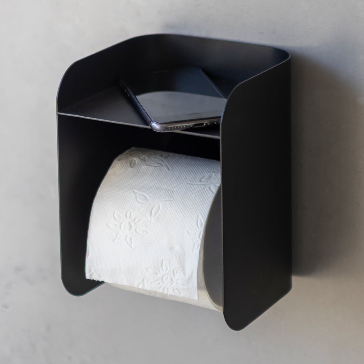 https://cdn.connox.com/m/100035/583996/media/Mette-Ditmer/AW-2022/Mette-Ditmer-Carry-Toilettenpapierhalter-mit-Ablage-schwarz-Situation-1.jpg
