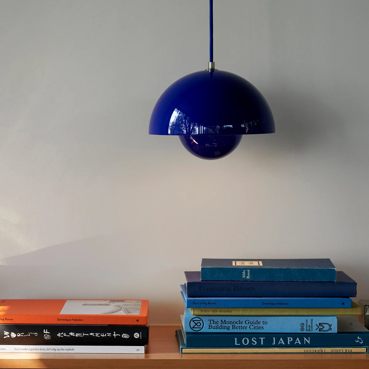 FlowerPot VP1 ブルーxホワイト & Tradition - FlowerPot Pendant light VP1 (colored) | Connox
