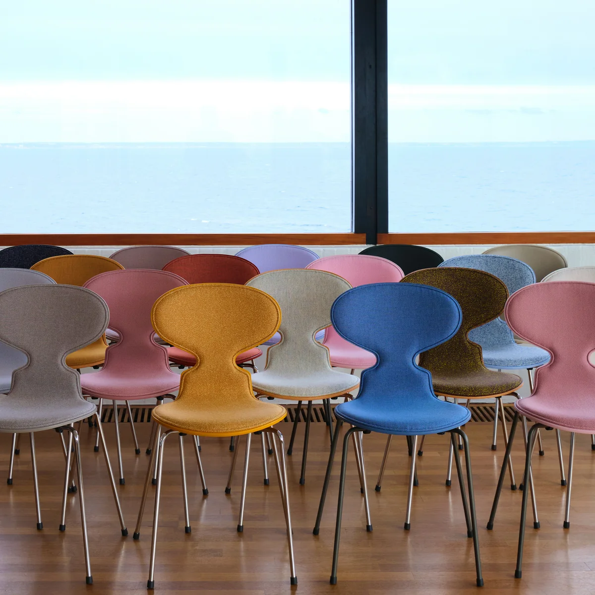 Fritz Hansen ３本脚 黒 ANTCHAIR 3100 正規品 アリンコチェア3101 / カラードアッシュ ブラック / フロント