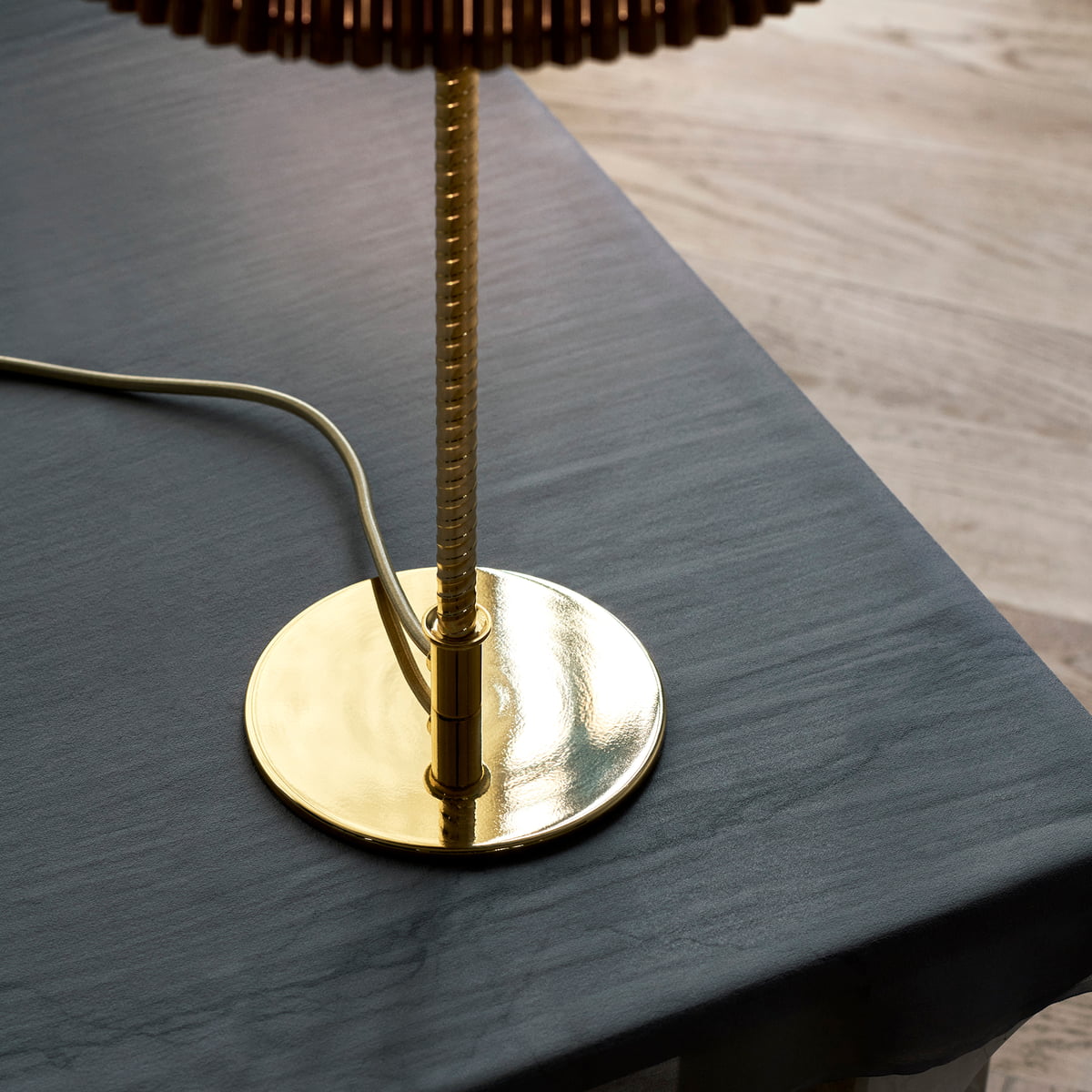 Gubi -9205-table-lamp-bamboo-brass-A3
