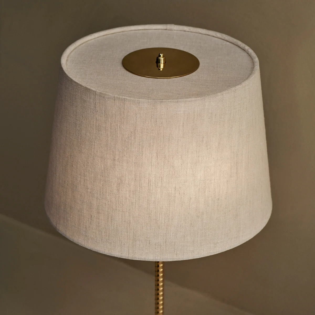 Gubi -9205-table-lamp-canvas-brass-A1
