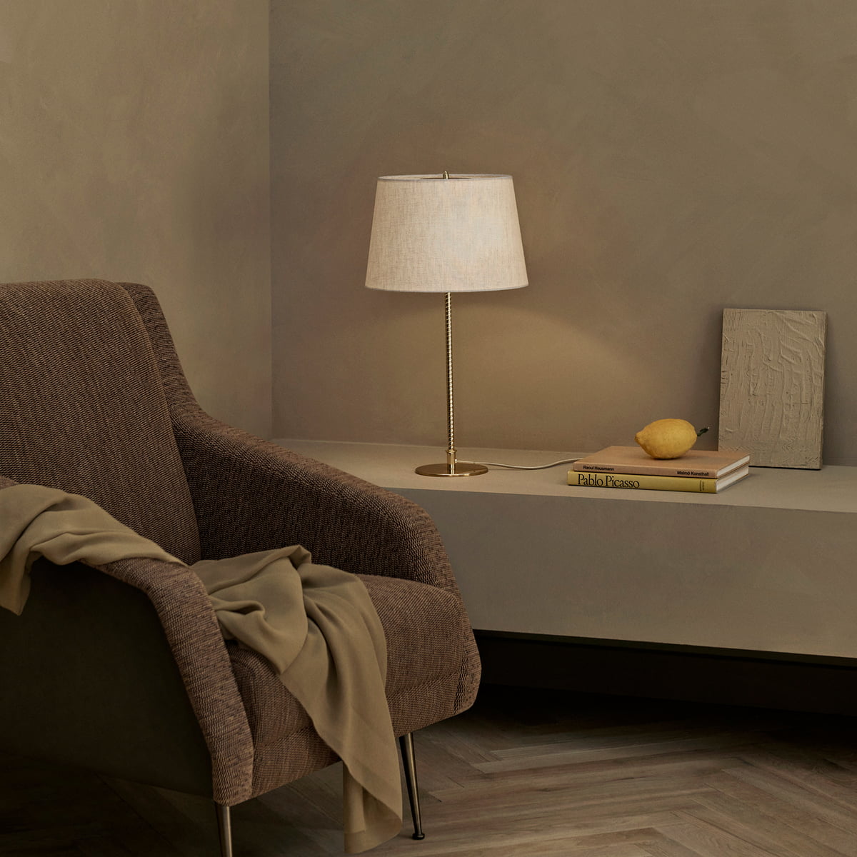 Gubi -9205-table-lamp-canvas-brass-A2