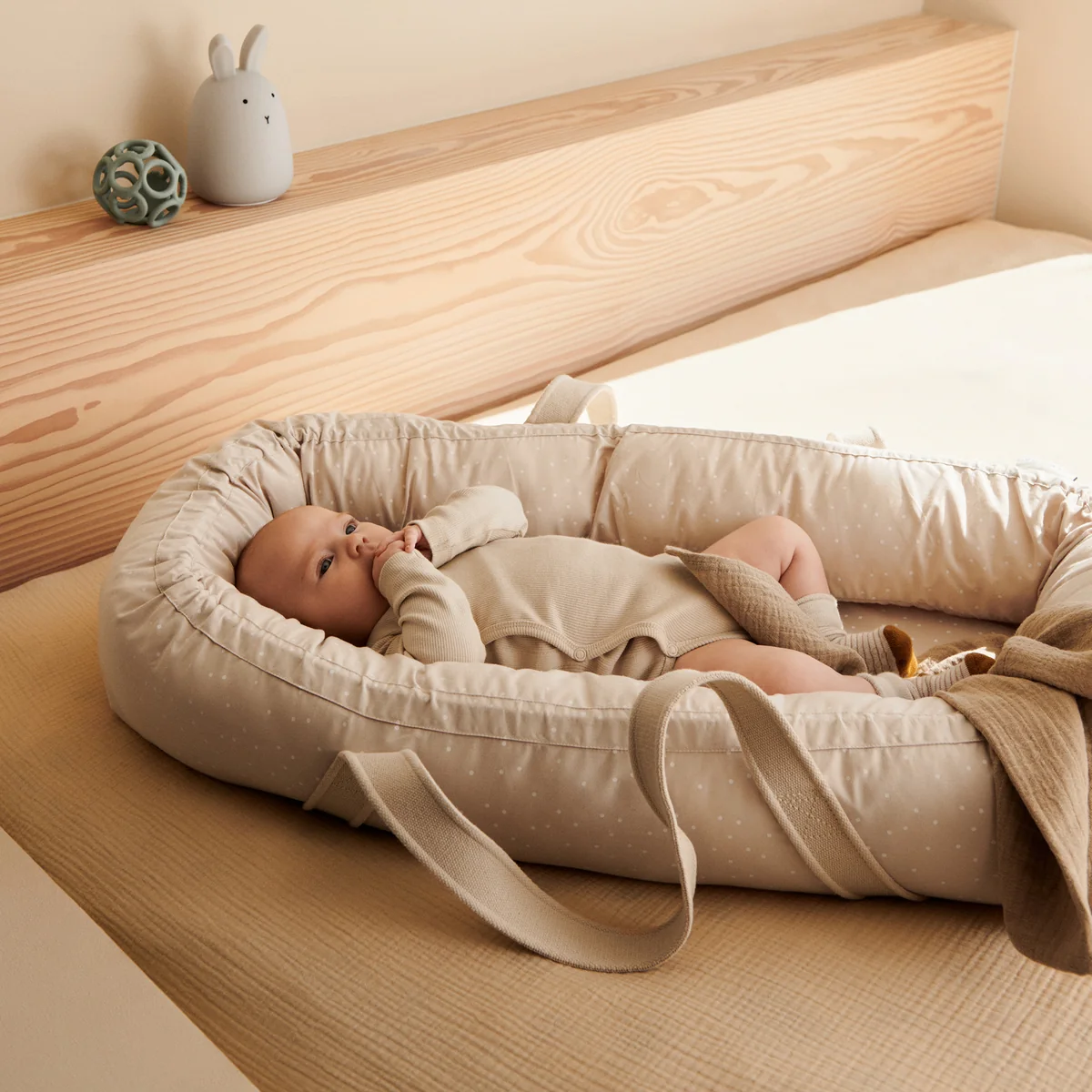 LIEWOOD - Gro Baby nest / baby carrier | Connox