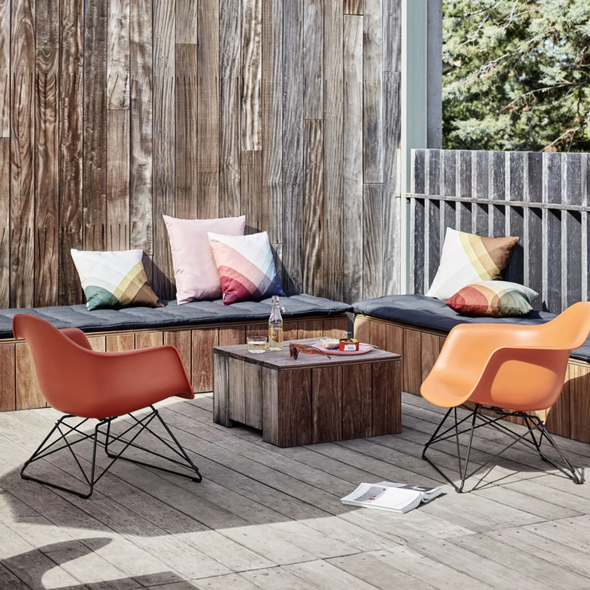 Vitra - Eames Plastic Armchair LAR | Connox