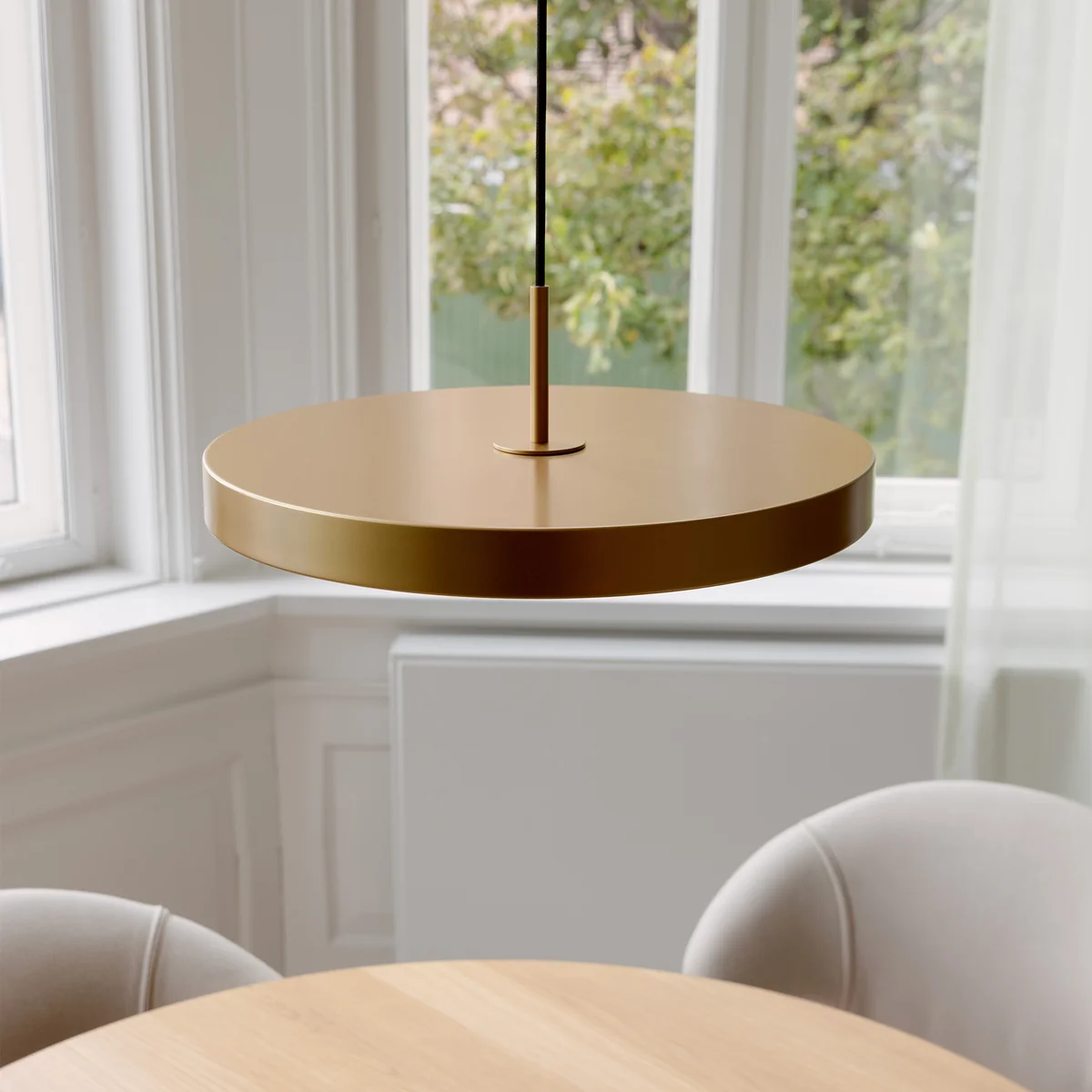 Umage-Asteria-Plus-Medium-Pendelleuchte-LED-Messing-Situation Umage-Asteria-Plus-Medium-Pendelleuchte-LED-Messing-Situation