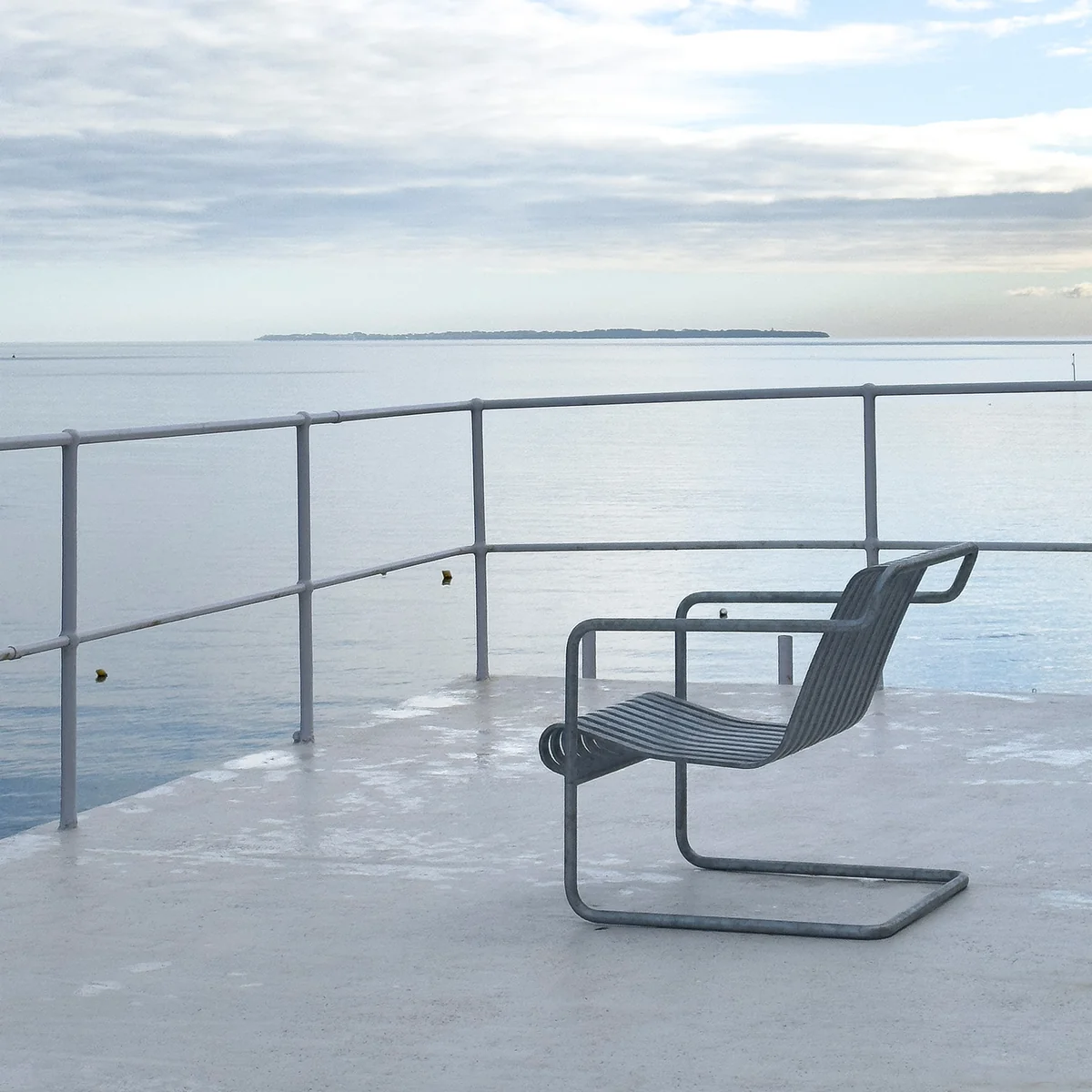 HAY - Palissade Cantilever Lounge Chair Low, hot galvanized