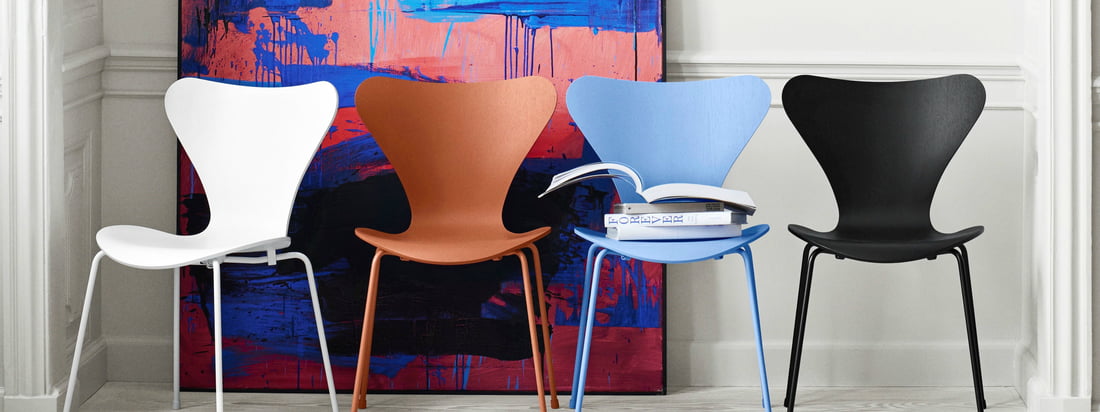 Tal R gives the Serie 7 chair designed by Arne Jacobsen a new look in terms of color: monochrome, from head to toe in one color, the design chairs of the manufacturer Fritz Hansen come from now on - in the colors black, white, Chavalier Orange and Trieste Blue.