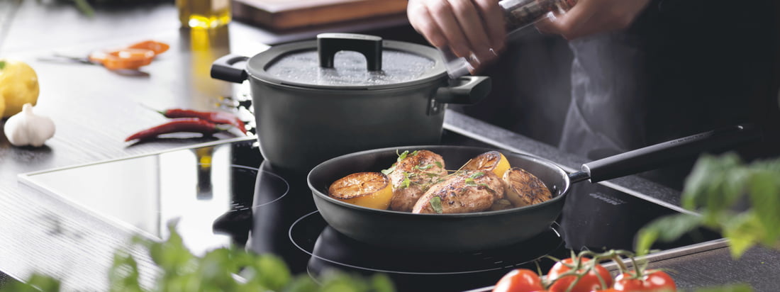 The pots and pans of the Hardface series by Fiskars are equipped with the high-quality Hardtec superior coating so that food in the Pan can not burn.