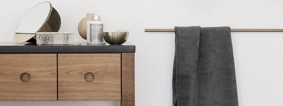 The simple bath towel from the Terry towel series by Georg Jensen Damask, which is available in various classic and seasonal colours, is great for the bathroom.