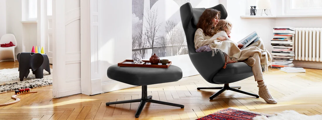 The Grand Repos and Repos Lounge Chairs from Vitra are more than just comfortable armchairs: they fit perfectly into the ambience and provide stylish comfort.