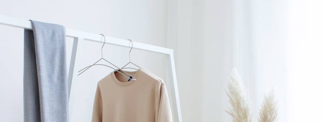 The combination of white wardrobe, black metal coat hangers and a small wooden bench has a Scandinavian simplicity. 3 must-haves for a successful dressing room.