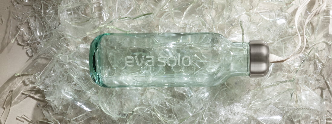 The Recycled Glass collection by Eva Solo convinces not only with its sustainable factor, but also with its stylish embossing and colourful details.