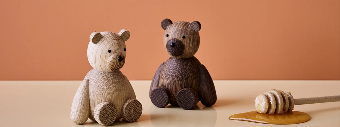 Could it be any cuter? The wooden figures by Lucie Kaas may be a bit hard to cuddle, but as table decoration they fit wonderfully into the home.