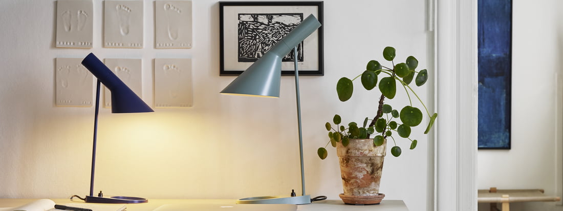 AJ table lamp by Louis Poulsen in the Ambiente view. The small and the larger design table lamp can be combined on the desk without taking up much space.