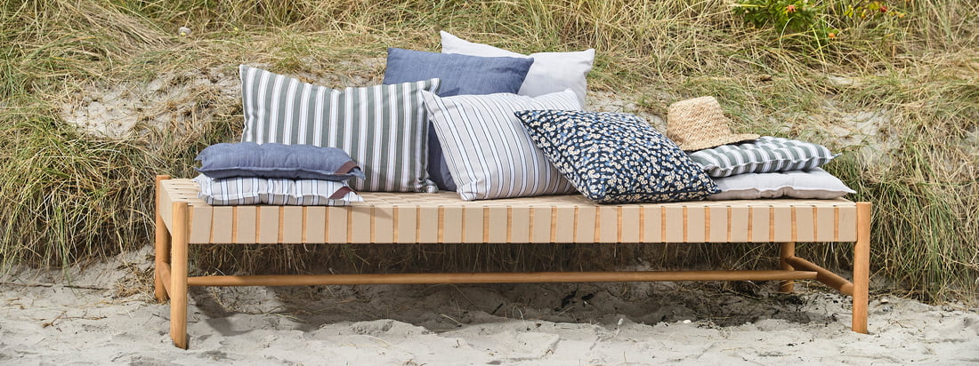 These classic stripes decorate the Nordic cushion from the Danish manufacturer Södahl. The cushion is perfect for indoor and outdoor use and can be wonderfully integrated into a Scandinavian interior.