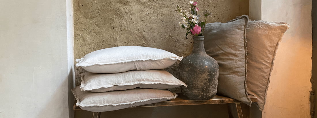 The Malaga pillowcase from Passion for Linen is available to a variety of colors that are ideal to combine - for example, in a natural color context.