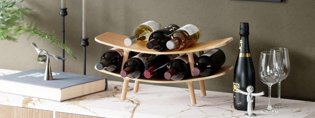 Das Vinola Weinregal des Herstellers Umbra besticht mit seinem außergewöhnlich gebogenem Design. Vinola sieht nicht nur überaus dekorativ aus, sondern lagert optisch ansprechend Ihre Weinflaschen.