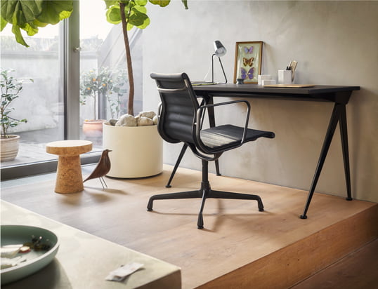 Suitable office furniture makes it easier to arrange work documents and minimise search times, ergonomically shaped office chairs and a height-adjustable desk support a healthy sitting posture for employees.
