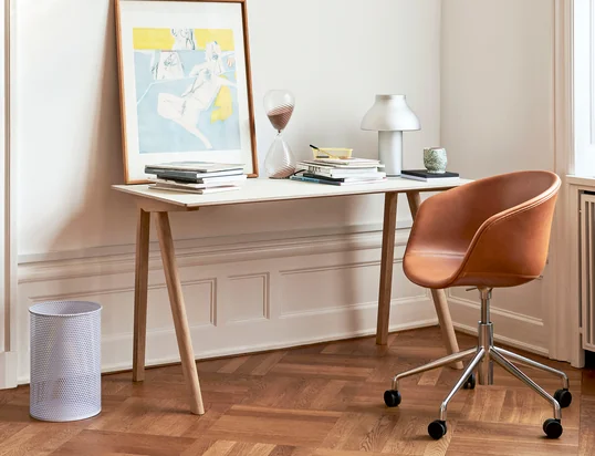 Suitable office furniture makes it easier to arrange work documents and minimise search times, ergonomically shaped office chairs and a height-adjustable desk support a healthy sitting posture for employees.