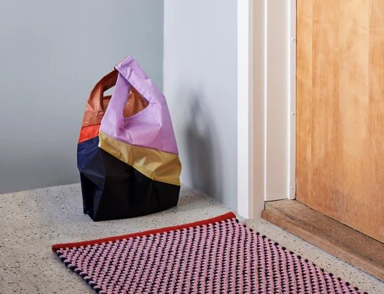 Discover all the products you need for grocery shopping: Find bags, shopping baskets, shopping trolleys, wallets and card holders in here!