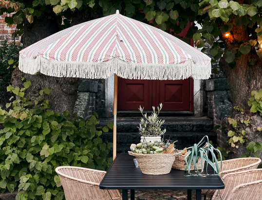Find parasols, sun tents and parasol stands for the sunniest and warmest days of the year!