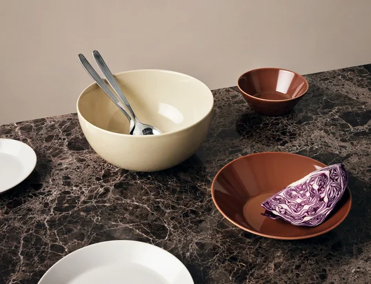 You will find cups, soup plates, bowls and much more here ...