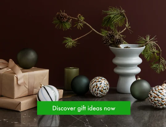 The Souvenir Christmas baubles by Holmegaard in the ambience view: The baubles are a real eye-catcher on the Christmas tree and exude a festive atmosphere.