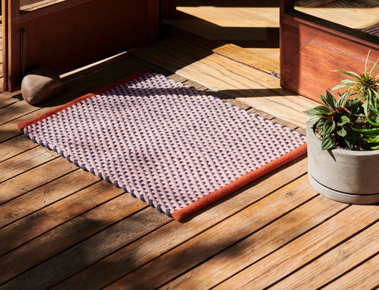 The doormat by Hay in the ambience view: Whether placed in front of the front door or in the hallway, the doormat becomes a stylish element in the entrance area with its beautiful colour combination.