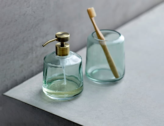 The Vintage toothbrush tumbler and soap dispenser by Södahl are made of coloured glass and enhance the bathroom with their authentic retro look.