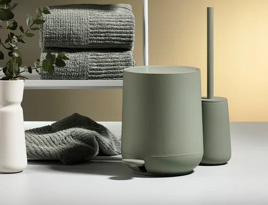 The Nova pedal bins have a silent closing function and look timeless and particularly elegant in the bathroom thanks to the harmonious curves.