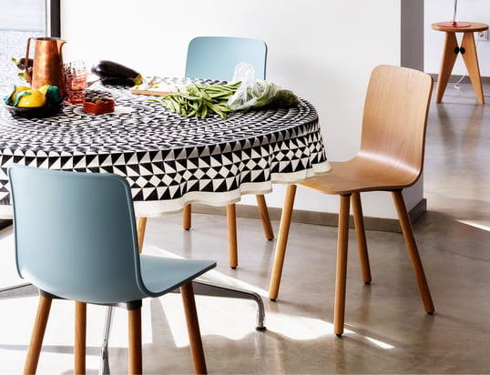 The tablecloth by Vitra in the ambience view: The pattern of the tablecloth and the simplicity of the Hal Wood chairs make every dining room an absolute eye-catcher.