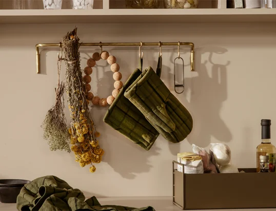 The Hale oven gloves by ferm Living in the ambience view: The patterned gloves stylishly protect the fingers from hot pots and pans and can be easily hung on the loop.